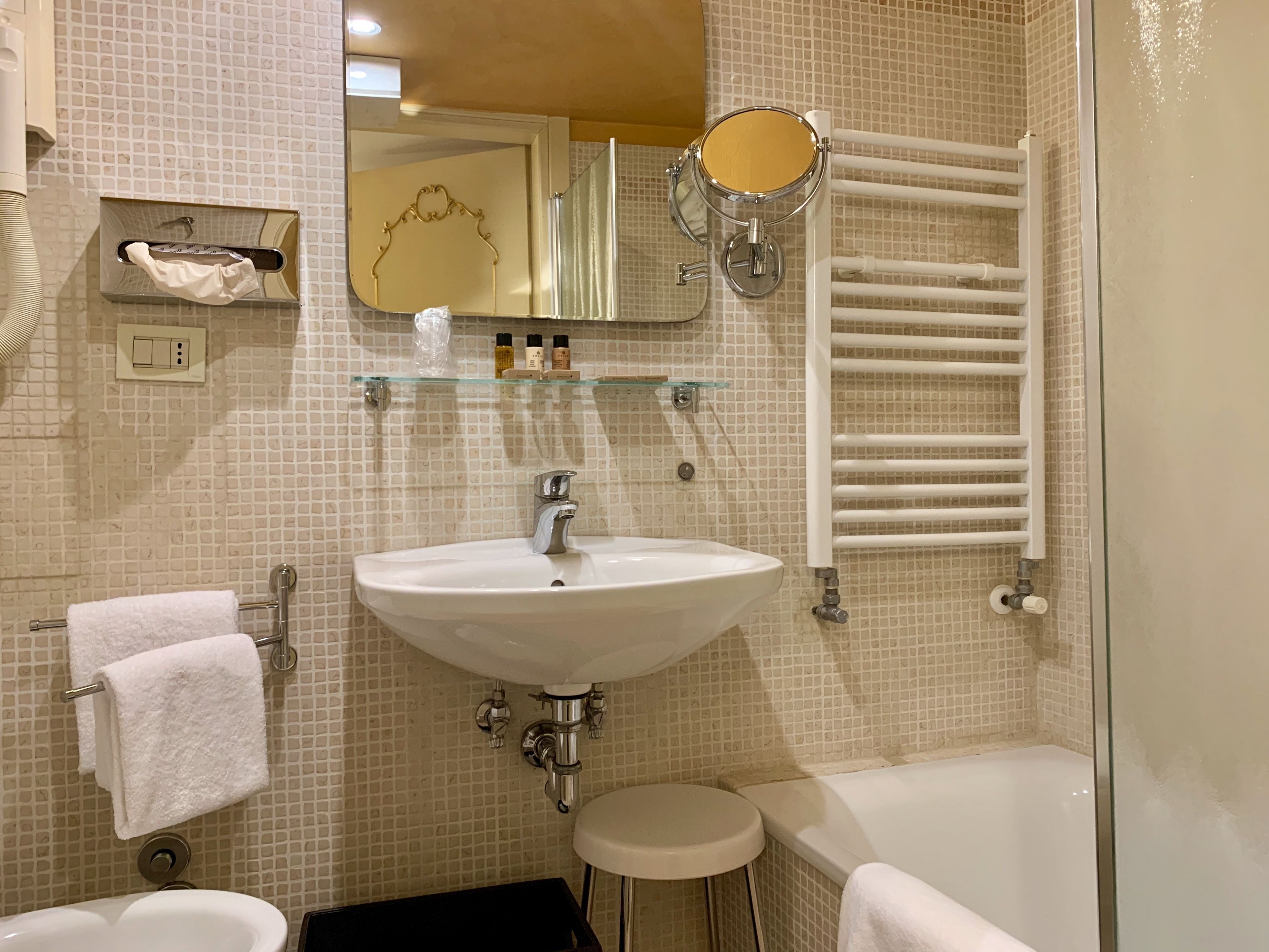 triple room | bathroom | free toiletries, hair dryer, slippers, bidet