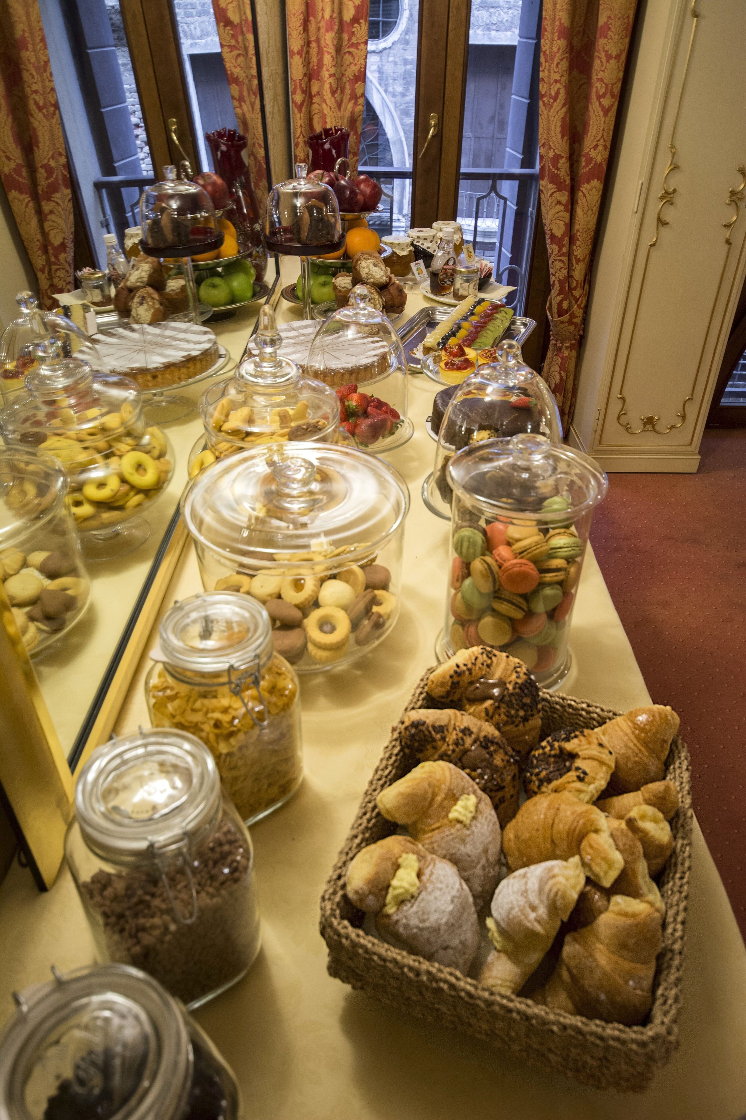 free buffet breakfast