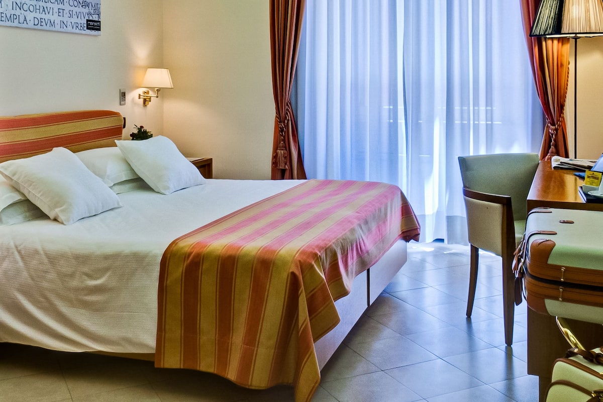 Triple Room | In-room safe, desk, blackout drapes, WiFi (free)