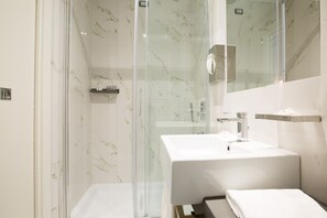 スタンダード ダブルまたはツインルーム | バスルーム | シャワー、レインフォールシャワー、デザイナーバスアメニティ、ヘアドライヤー