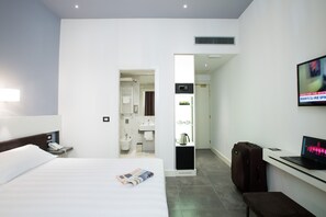 Standaard kamer, 1 twee- of 2 eenpersoonsbedden | Een kluis op de kamer, een bureau, verduisterende gordijnen, gratis wifi