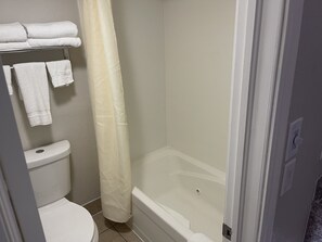 Standard Room, 2 Queen Beds, Non Smoking, Jetted Tub | Bathroom | Jetted tub, free toiletries, hair dryer, towels - Stratford House Inn Branson (Branson)