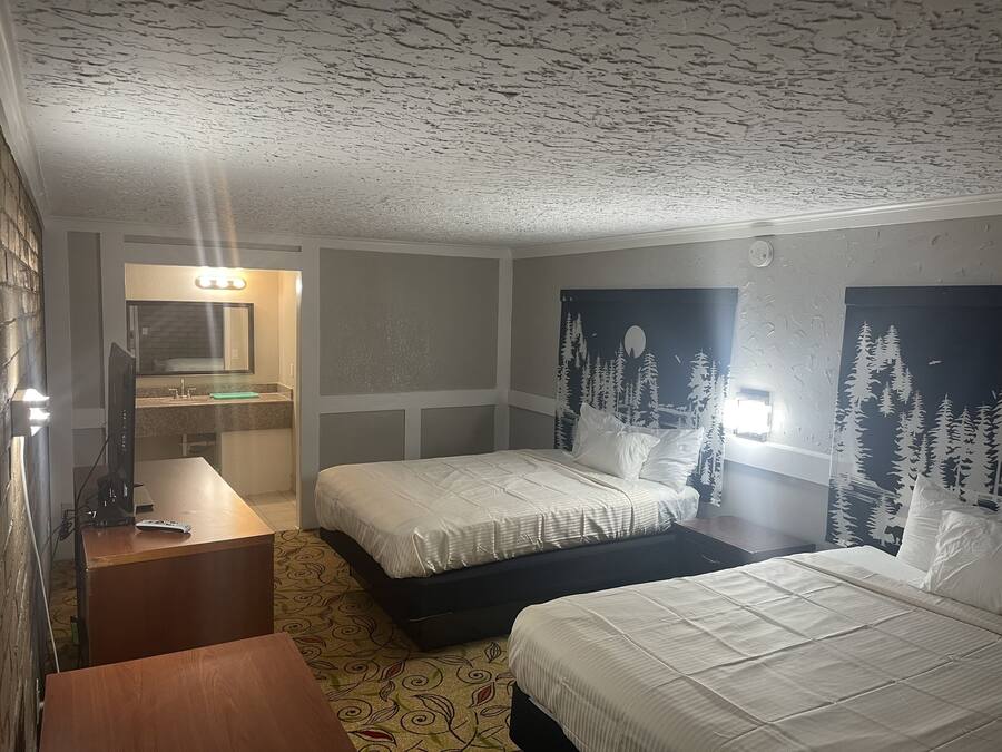 Standard Room, 2 Queen Beds, Non Smoking, Jetted Tub