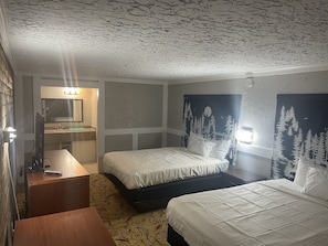Standard Room, 2 Queen Beds, Non Smoking, Jetted Tub | Desk, blackout drapes, soundproofing, iron/ironing board - Stratford House Inn Branson (Branson)