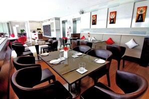 早餐，供應午餐和晚餐