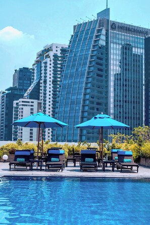 Kolam renang outdoor, dengan payung kolam renang