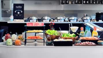 Desayuno buffet (THB 706 por persona)