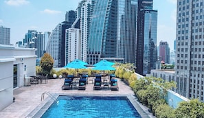 Alberca al aire libre y sombrillas en la alberca