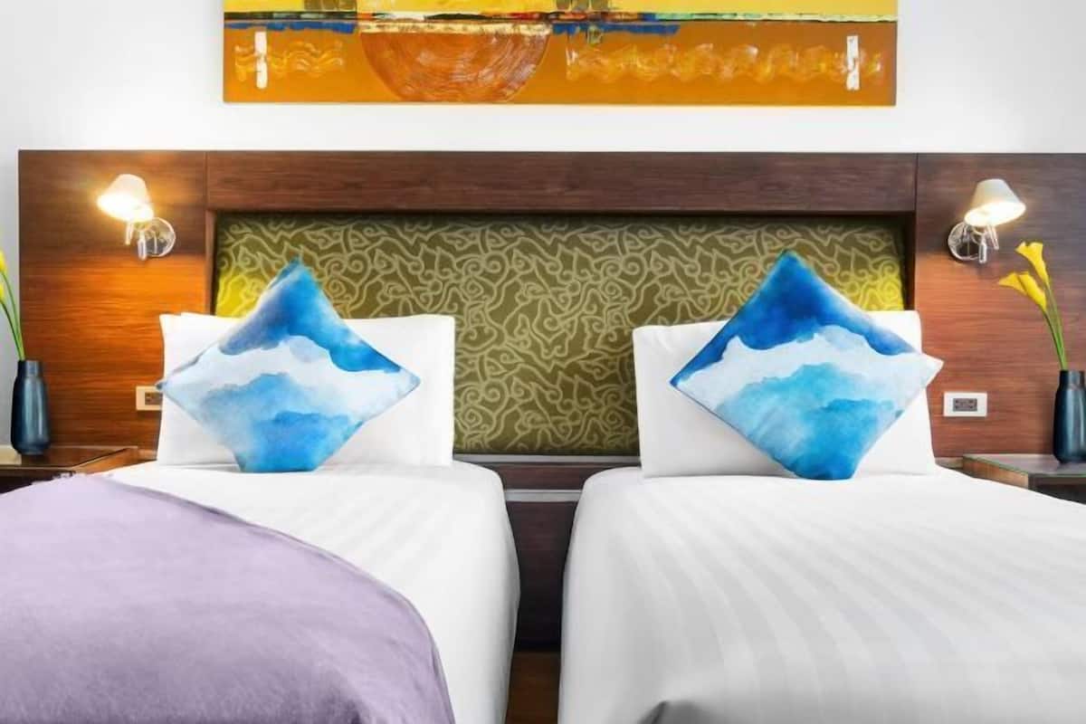 Egyptian cotton sheets, premium bedding, Select Comfort beds, minibar