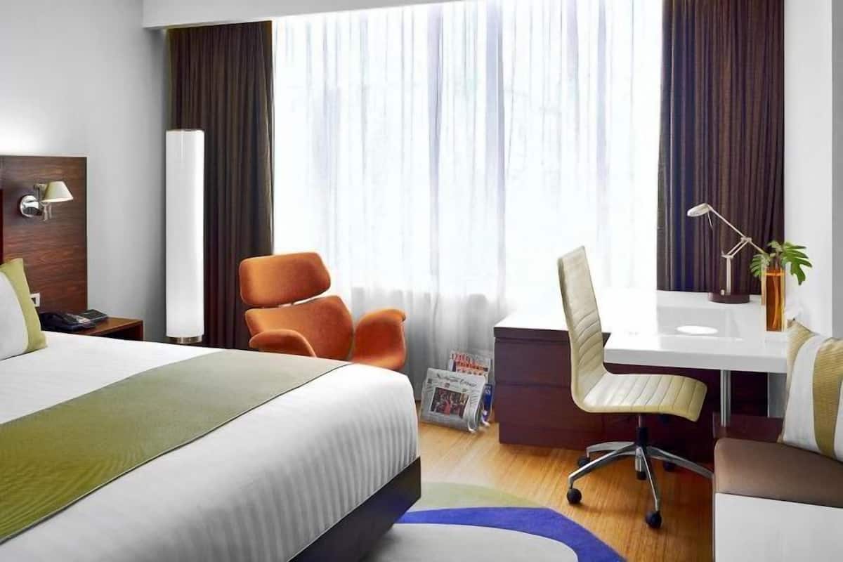 Egyptian cotton sheets, premium bedding, Select Comfort beds, minibar