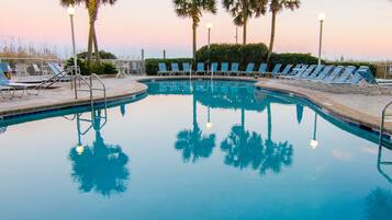 2 albercas techadas y 6 albercas al aire libre