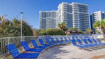 2 indoor pools, 6 outdoor pools