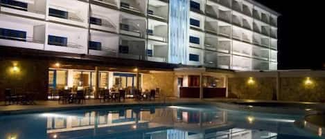 Outdoor pool, pool umbrellas