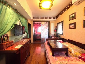 Premier driepersoonskamer | Luxe beddengoed, een minibar, een kluis op de kamer, een bureau