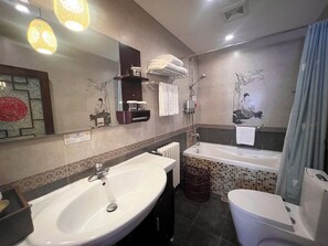 Habitación triple Premier | Baño | Amenidades de baño gratuitas, secadora de cabello, batas, pantuflas 