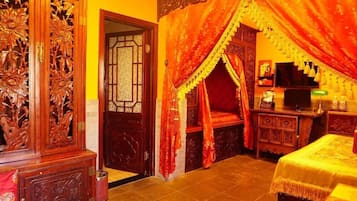 Roupas de cama premium, frigobar, cofres nos quartos, escrivaninha