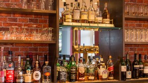 A bar with various liquor bottles and glasses on shelves. - Schlosshotel Ralswiek (Ralswiek)