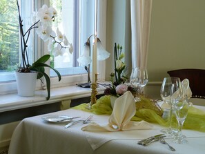 Breakfast, lunch and dinner served - Schlosshotel Ralswiek (Ralswiek)
