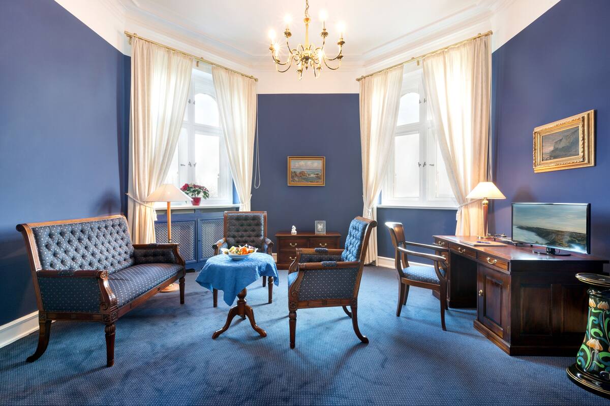 deluxe double room | 1 bedroom, hypo-allergenic bedding, minibar, in-room safe