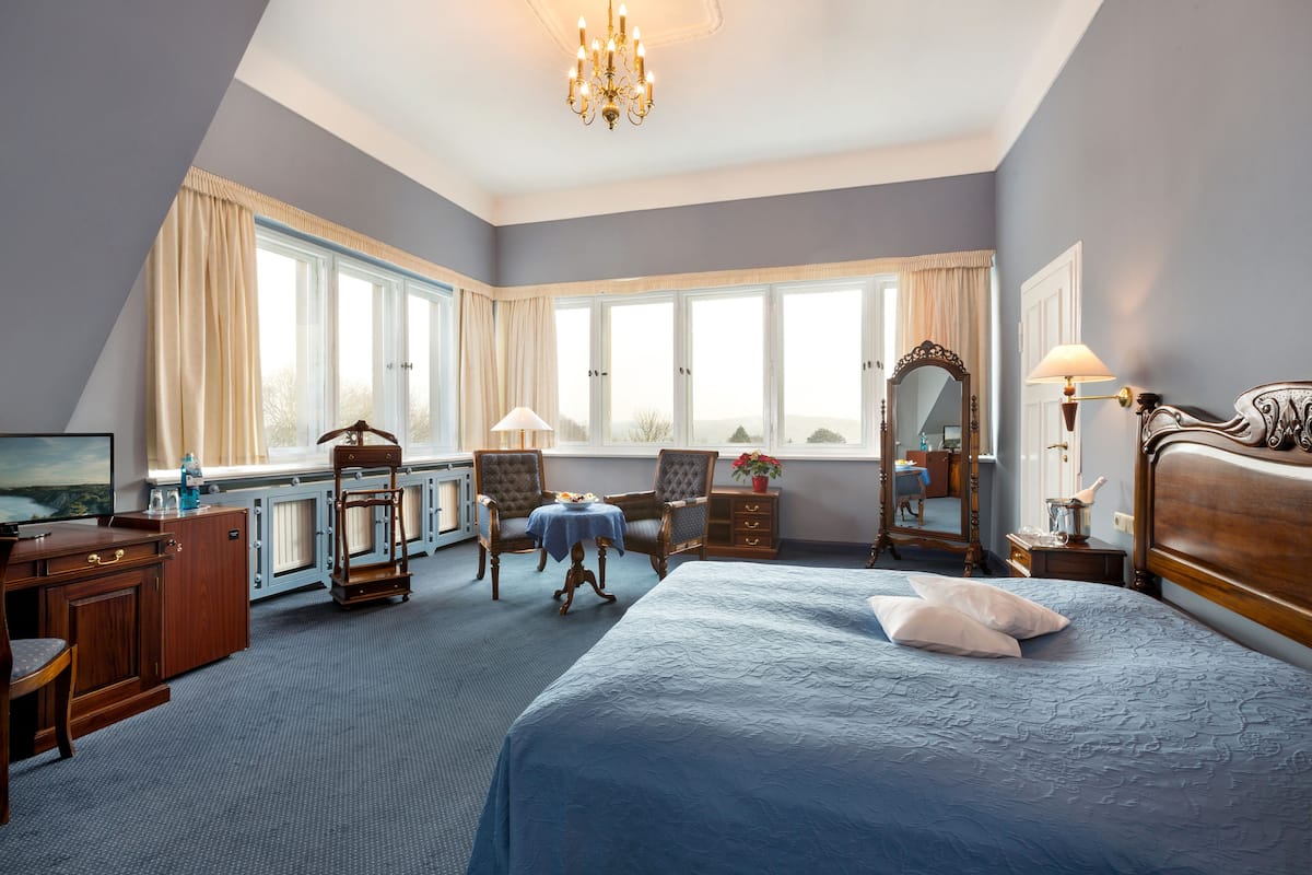 deluxe double room | 1 bedroom, hypo-allergenic bedding, minibar, in-room safe