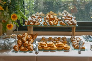 Petit déjeuner buffet (12 EUR par personne)