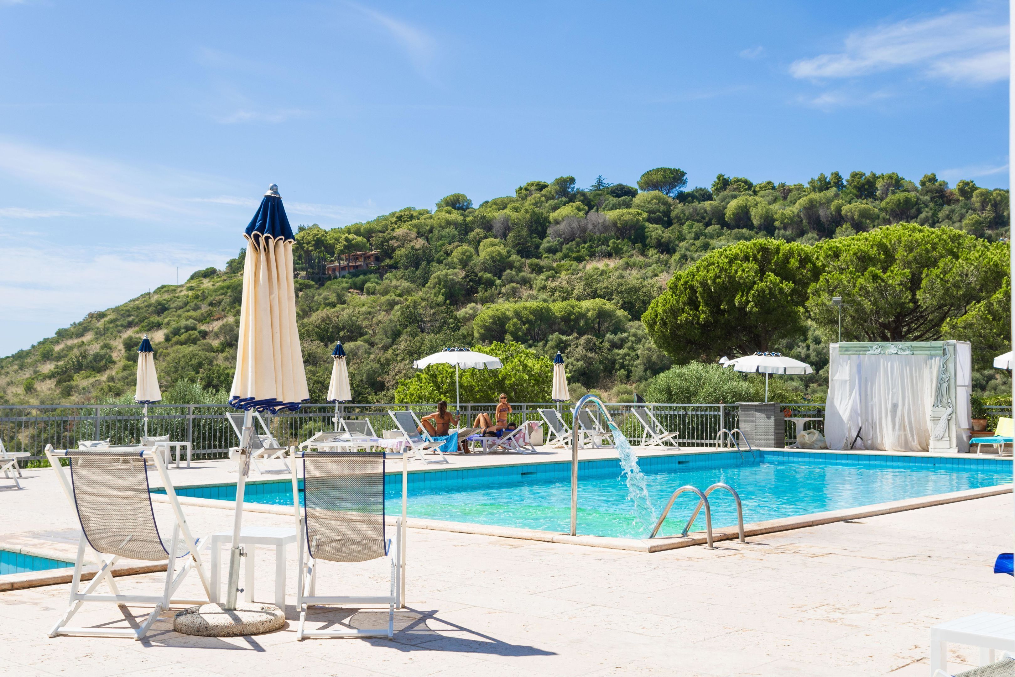 Outdoor pool, pool umbrellas, sun loungers