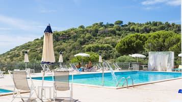 Outdoor pool, pool umbrellas, sun loungers
