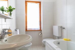 Een douche, een haardroger, een bidet