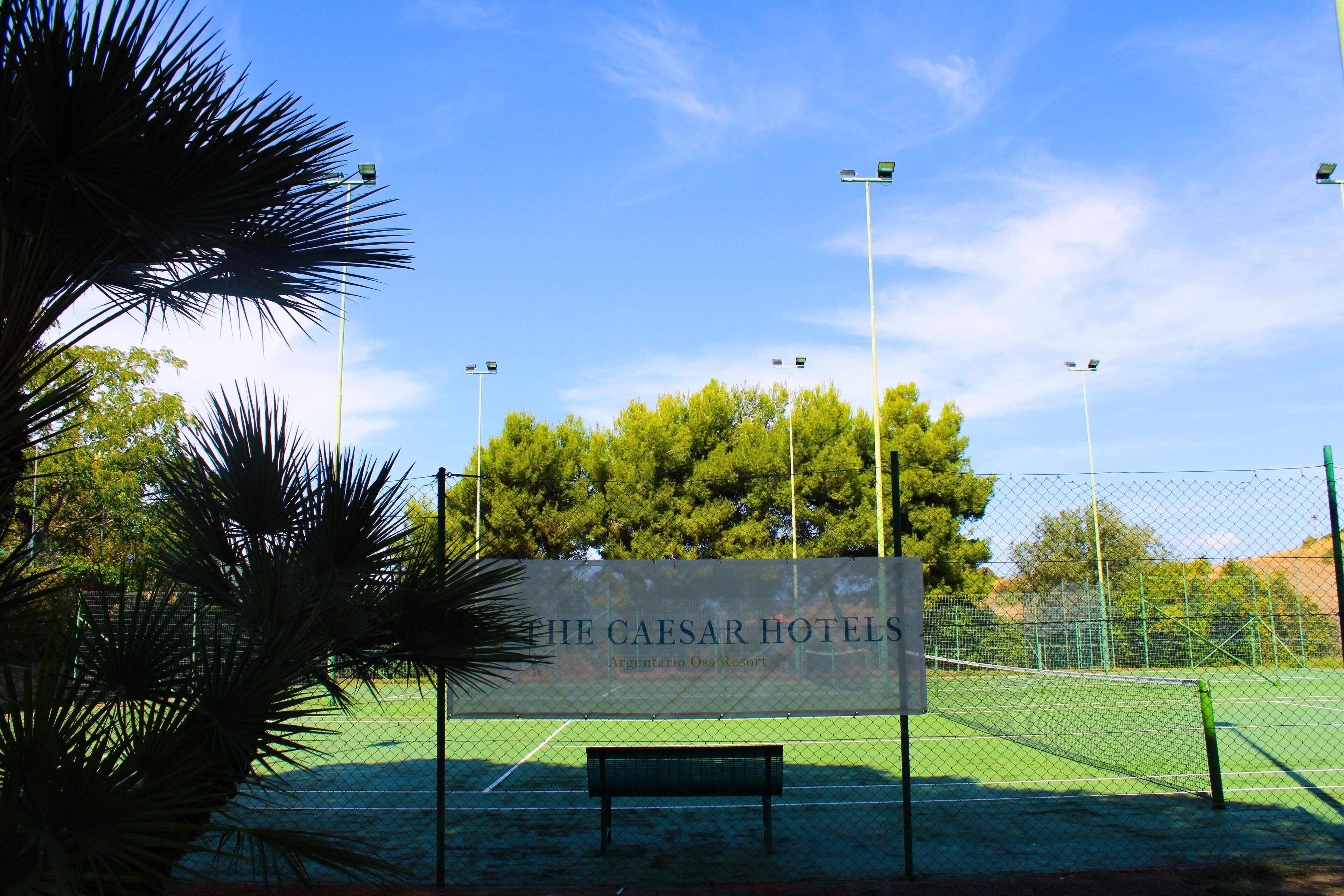 Un court de tennis avec un panneau indiquant « The Caesar Hotels ».