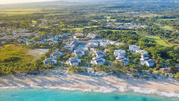 Playa privada, arena blanca, tumbonas y sombrillas