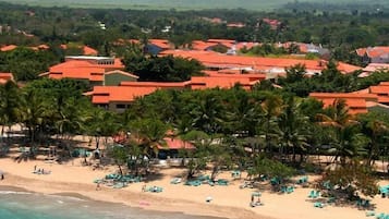 Plage privée, sable blanc, chaises longues, parasols