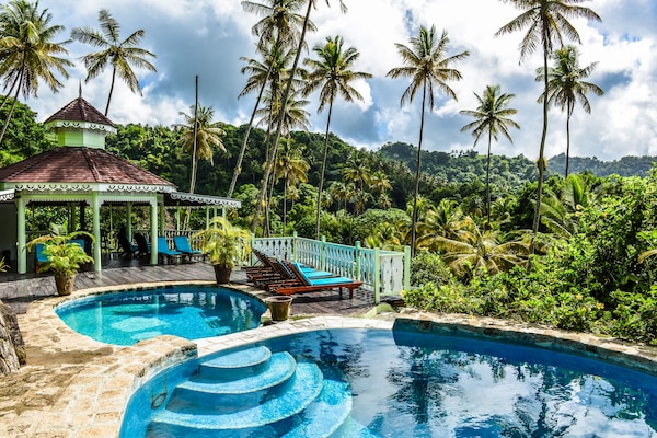 3 piscine all'aperto, lettini