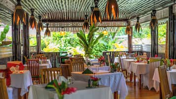 2 restaurants; breakfast, lunch, and dinner served