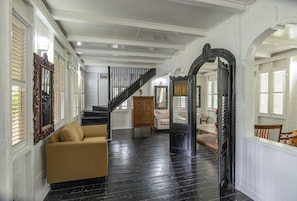 Deluxe-Ferienhaus, 2 Schlafzimmer | Wohnbereich | Bücher