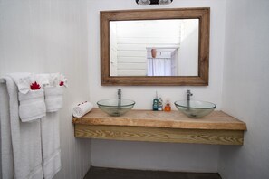 One Bedroom Cottage w/ AC | 浴室 | 淋浴設備、免費梳洗用品、風筒、提供毛巾