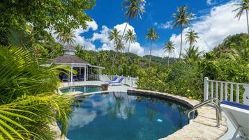 3 outdoor pools, pool loungers