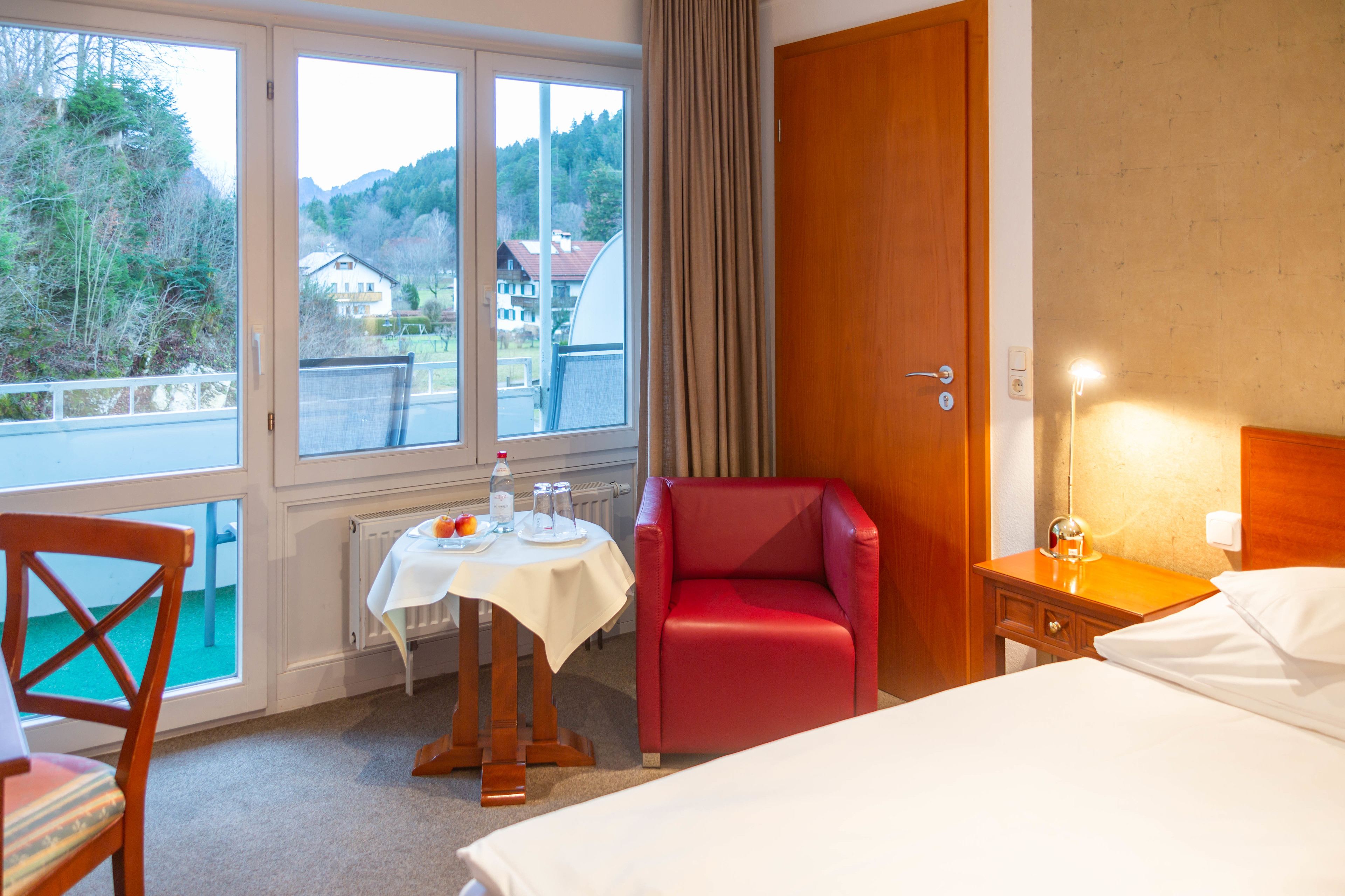 comfort single room, 1 double bed | hypo-allergenic bedding, desk, laptop workspace, blackout curtains