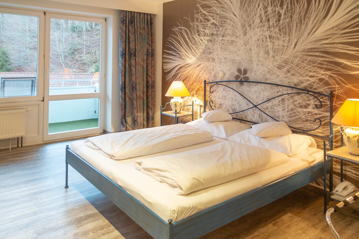 Comfort-Doppelzimmer | Allergikerbettwaren, Schreibtisch, laptopgeeigneter Arbeitsplatz