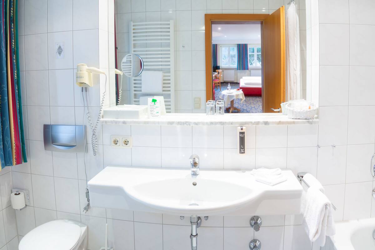 superior double room | bathroom | free toiletries, towels