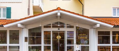 L’entrée de l’hôtel se compose d’une porte vitrée, d’un porche et d’une enseigne indiquant qu’il s’agit du « Aktiv-Zentrum Schwieger ».