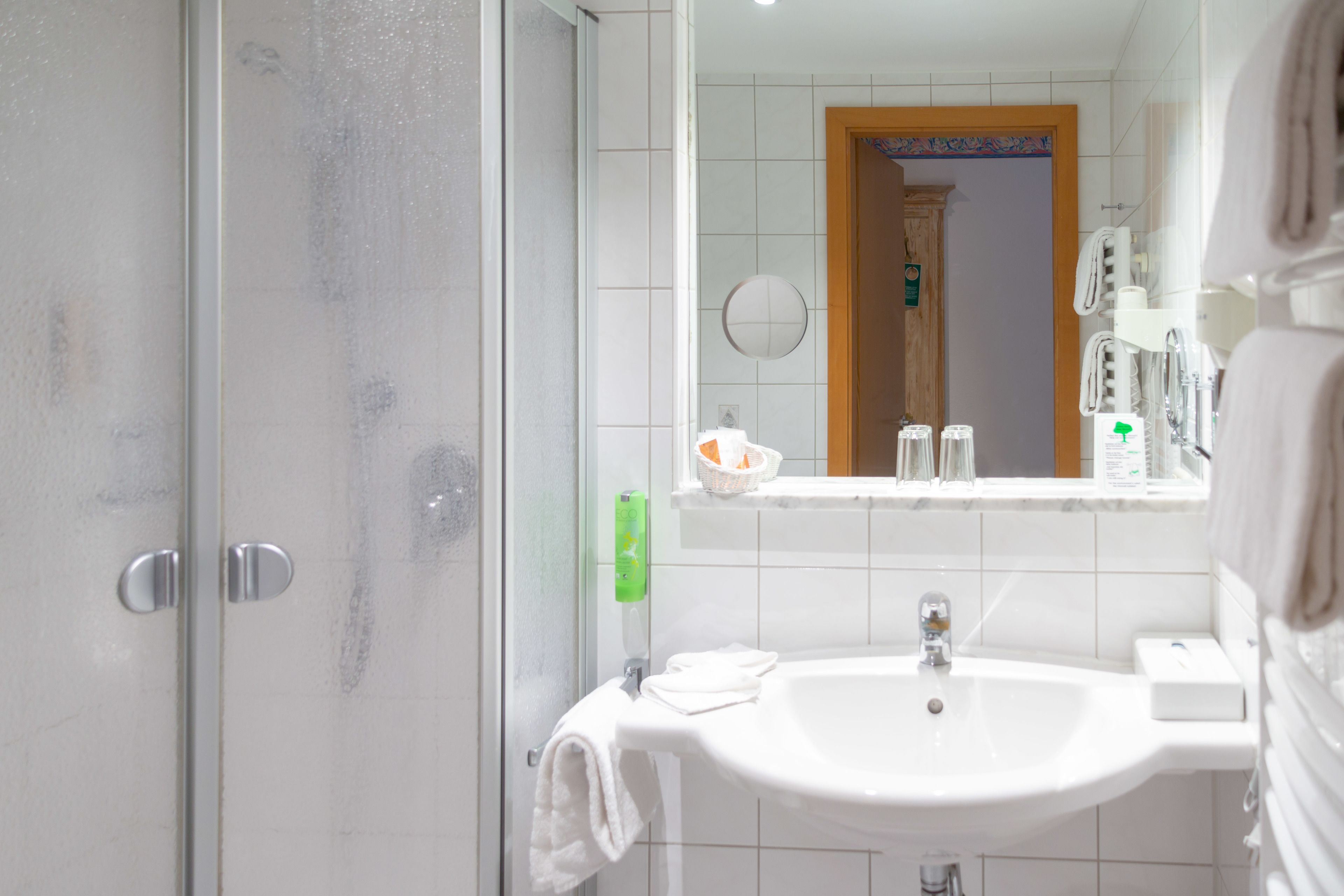 comfort double room | bathroom | free toiletries, towels
