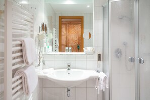 Free toiletries, towels - Aktiv Hotel Schweiger (Fuessen)