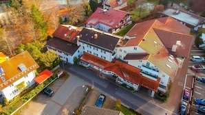 Vue aérienne d’un quartier résidentiel avec de nombreuses maisons, une rivière et un parking.