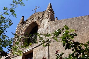 Vista frontal de la propiedad