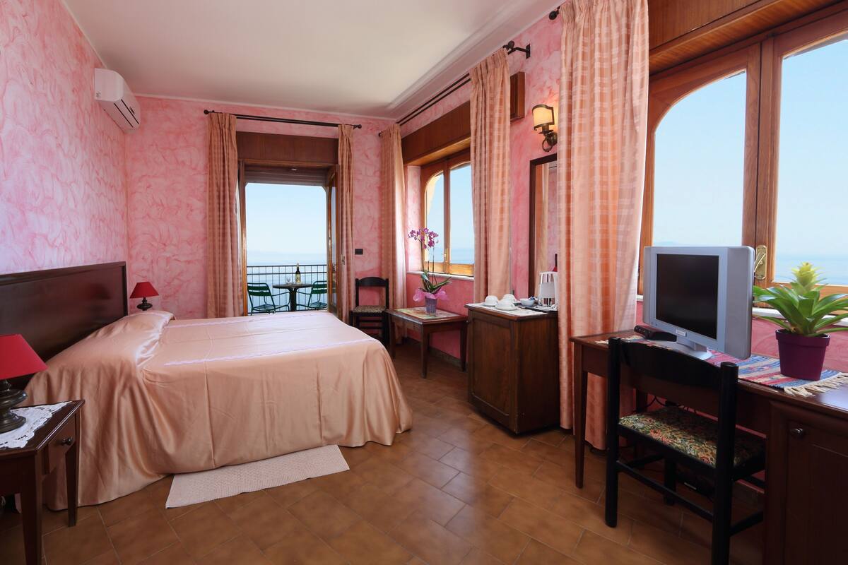 Double Room | Desk, iron/ironing board, free WiFi