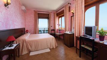 Double Room | Desk, iron/ironing board, free WiFi