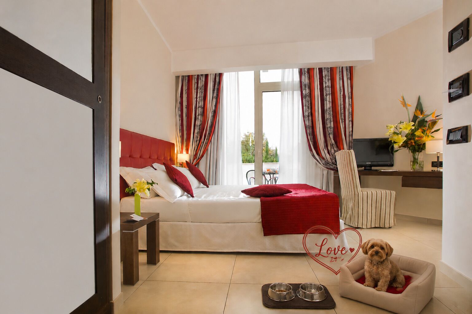 غرفة كلاسيكية مزدوجة أو بسريرين منفصلين (PET Friendly) | ميني بار وخزنة داخل الغرفة ومكتب وستائر تعتيم