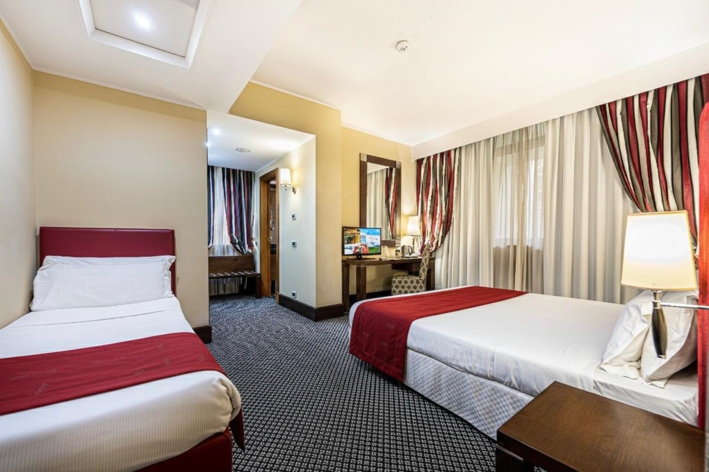 미니바, 객실 내 금고, 책상, 암막 커튼