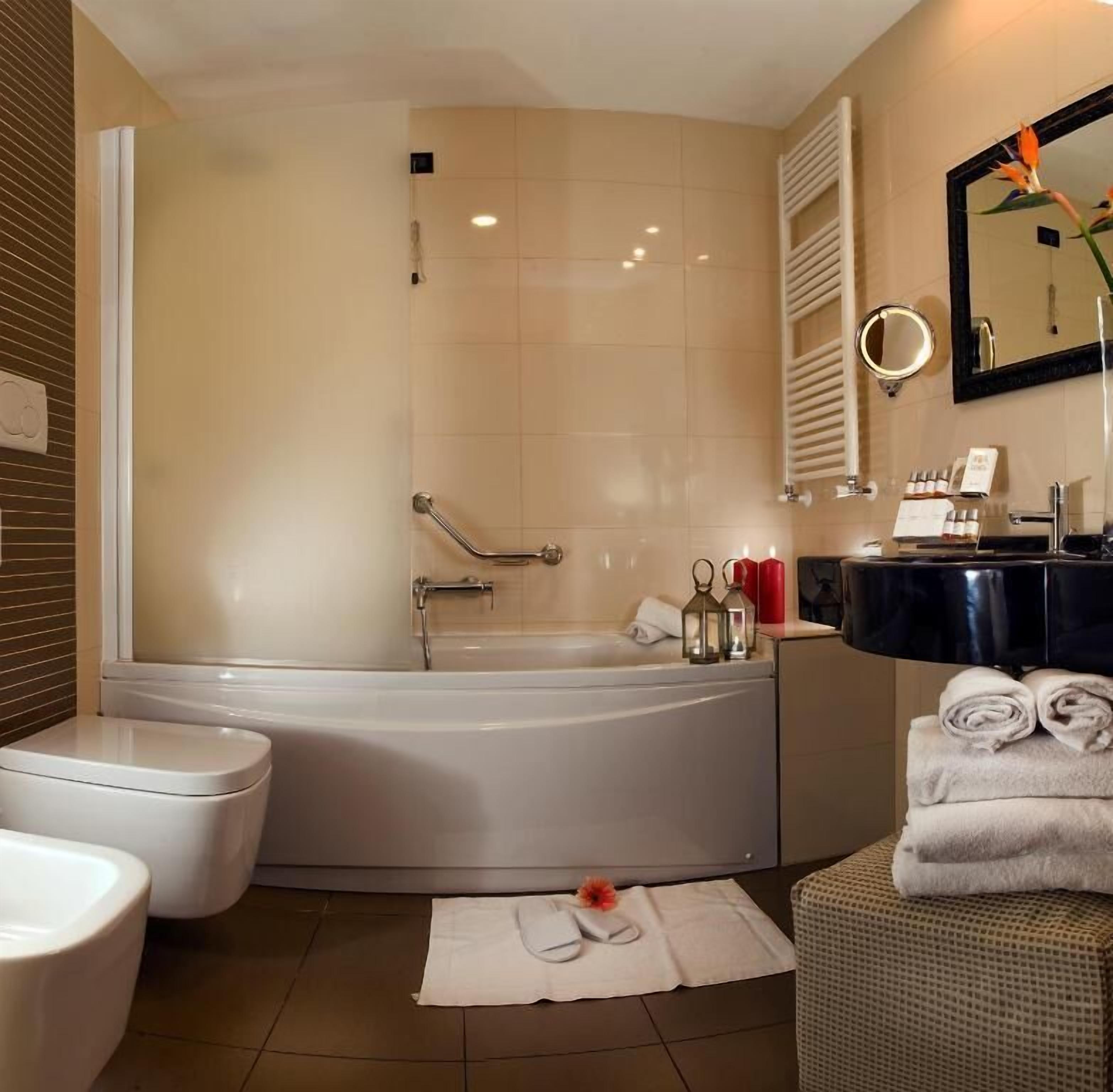 Ein Badezimmer mit Badewanne, Toilette und Waschbecken.