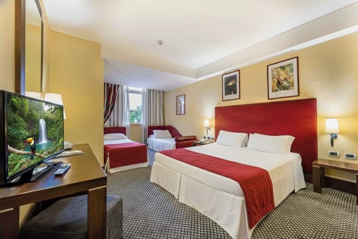 Minibar, Zimmersafe, Schreibtisch, Verdunkelungsvorhänge